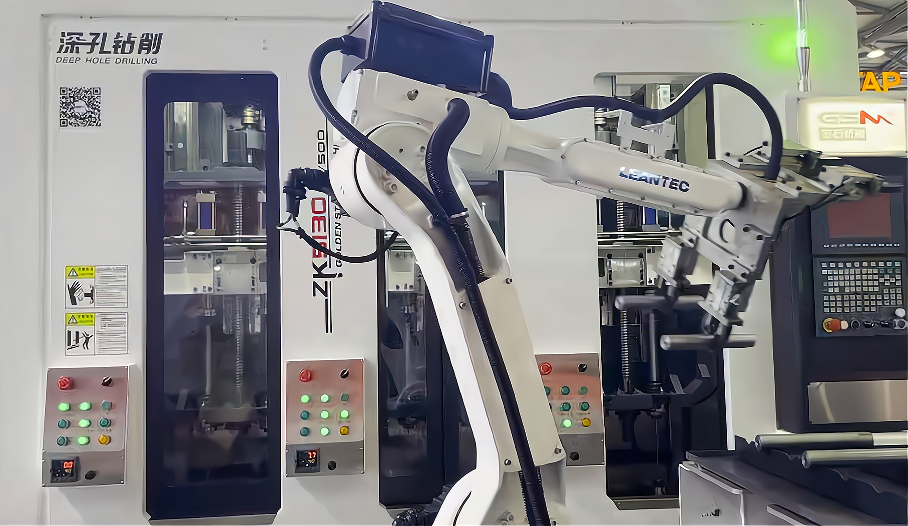 ZK5120×6/500 倒立六軸深孔鉆床配置六軸機(jī)器人，加工新能源電機(jī)軸單機(jī)自動化